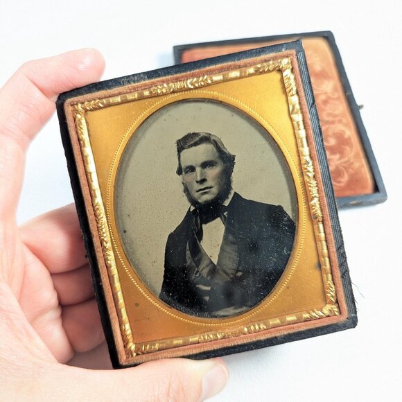 1850s Early Portrait Ambrotype of a man, 6th plate Victorian collodion positive - Picture 1 of 10